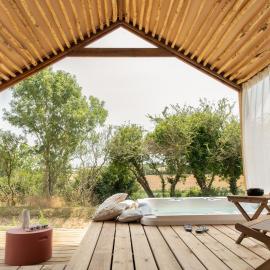 DAMONA LODGES, hotel in Vairé