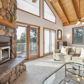 Spacious 4 Bedroom Retreat Near Lake Tahoe- Comfort and Views, hotel u gradu Stejtlajn