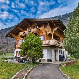 Kiwi Chalet - Mountain Views & Cozy NZ Vibes: Goldswil şehrinde bir otel