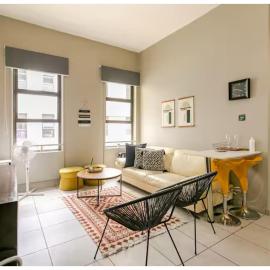 Lovely Rosebank 1-bedroom condo with pool & cinema、ヨハネスブルグのホテル