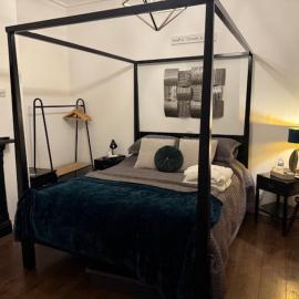 Luxury Four poster bed studio apartment