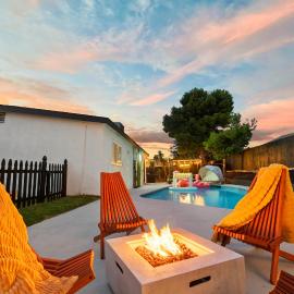 Heated Pool Hot TubFire Pit10 Mins to Beach
