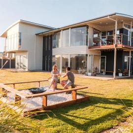 Tahiti Haven Ocean Front Modern Family Escape, hotel in Middleton