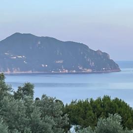 Cottage among the olive trees with a total sea view, hótel í Genúu