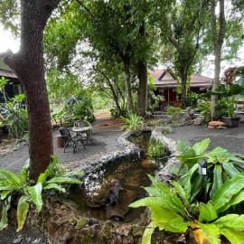 VANESSA'S GARDEN Restaurant & Bungalow, hotel in Phumĭ Anlóng Svay