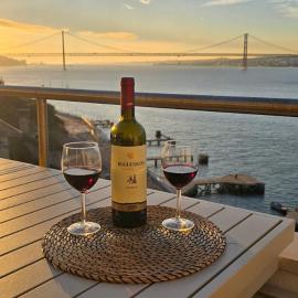 Luxury Lisbon View & Balcony - AC & Elevator