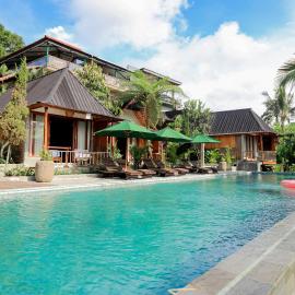Mina Baturiti Hotel & Resto, hótel í Patjung