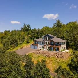 Panoramic River Views - Nature Framed in Every Window، فندق في كيلسو
