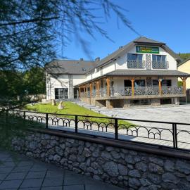 Viesnīca Resursa Chęcina Restauracja & Browar & Noclegi pilsētā Hencini