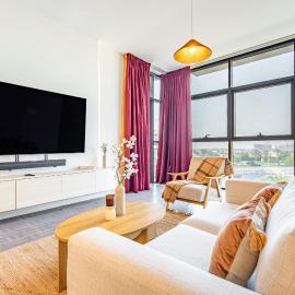 Fantastic Rooftop Pool - Full Canal Views - Spacious 1 BDR Designed by Designer - 5 min walk from Space42 Arena