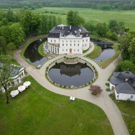 Pałac Popielów w Kurozwękach - pokoje w Oficynie i Oranżerii, hotel v destinaci Kurozwęki
