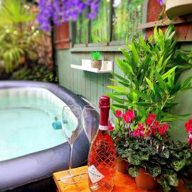 Bee & Bath Hot Tub Hideaway Durham - Steam Spa - Roll Top Bath - Dogs Allowed & Near Diggerland