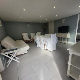 Gite chez Matos maison entière avec 3 chambres et grande cour pour animaux admis, hôtel à Cellettes
