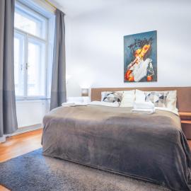 Super Central Two-Bedroom Apartment City Center - 1 min walk to St Stephens Cathedral