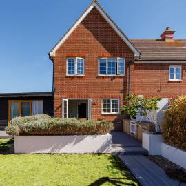 Family Seaside Escape - 5 Mins to Beach
