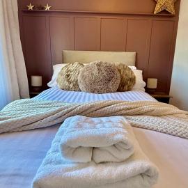 4 Bed Contractor Base by Pink Flamingo Holdings, Perfect for Business & Groups