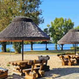 Za Jeziorem, hotel i Rogoźno