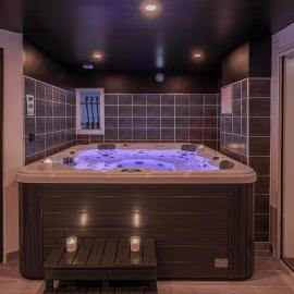 Suite romantique SPA intérieur piscine privés jardin et lit King size