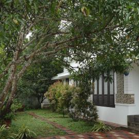 Willy's Home Stay، فندق في Parūr