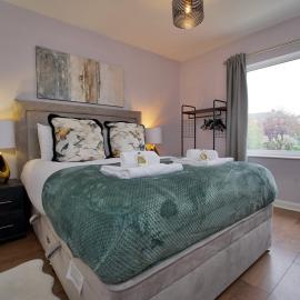 London Road Villa - Free Netflix, Private Parking, WiFi & Private Garden