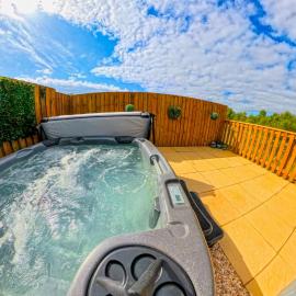 Newmore Highland Pods with Hot Tubs on NC500, hotel in Invergordon