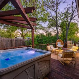 Zen Bungalow - Hot Tub & Close to Main, hotel in Fredericksburg