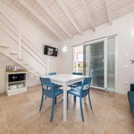 Terraced villa Tritone with sea view, parking, Wi-Fi, and AC for 4, Hotel in San Pasquale