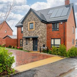 Spacious 4-Bed Contractor Home in Stoke Gifford, Bristol, with access to Bristol Parkway, free parking, and Wi-Fi