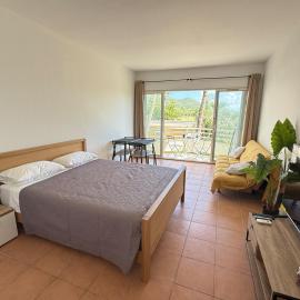 Cozy Beachside Studio with Beach Access & Pool, hotel em Marigot