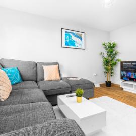 Modern Two Bed Apartment - Two Parking Spaces - Netflix 1cSt、Amblecoteのホテル