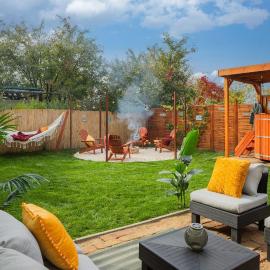 The Hajdu Hide-Away - Cozy, Private House, Hot Tub & Garden, Pet Friendly, hotel in Hajdúszoboszló