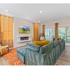 Brand New 3 Bed 3 Bath Modern Home in Downtown, hotel in Raleigh