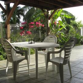 LOGEMENT REZ DE JARDIN A 4mn DES PLAGES, hotel a Case-Pilote