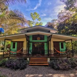 Casa Jobo con AC a 5 minutos del Mar, hotel in Hone Creek