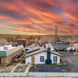 Brews, Pines, & Peaks - Your downtown Flagstaff stay awaits, hótel í Flagstaff