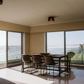 ABC on Wanaka Bay - beachfront home w. ocean views