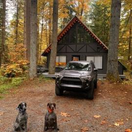 Luxury A-Frame with New Hot Tub, Cozy Fireplace & Backyard Firepit, hotel u gradu Skykomish