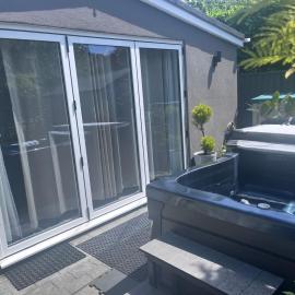 Cabin for 2- hot tub option, hotel di Hinton