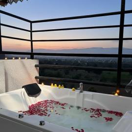 Viharika's Jaccuzzi Deck Villa, hotel u gradu Wai