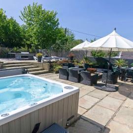 Shippenrill Sleeps 14Hot Tub PingPong Fire Pit