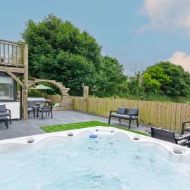 Bagend Sleeps 14 Hot Tub Balcony Ping Pong، فندق في كرويد