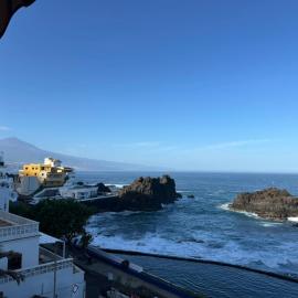 Apartamento acogedor con terraza frente al mar y vistas al Teide, hotel i El Pris