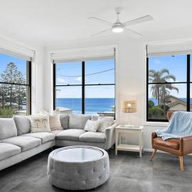 Family comfort across the road from North Beach, hotel en Shellharbour