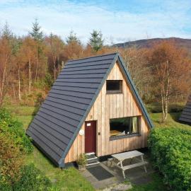 1 Bedroom Cabin with Mountain & Loch Views - Quiet Location between Glencoe & Ben Nevis, Hotel in Onich