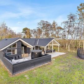 5 star holiday home in Væggerløse, hotel em Bøtø By