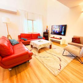 Spacious 3BD Penthouse with Rooftop & Parking, hotel a Ra'anana