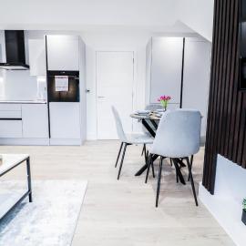 The Booker Retreat - Bright 1BR Top Floor Apt with Free Secure Underground Parking