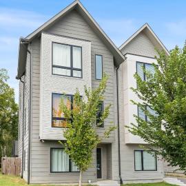 Stylish 4BR - Rooftop Deck Near Downtown – hotel w mieście Nashville