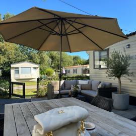 Prachtige Chalet op Camping It Wiid, hotel i Earnewâld