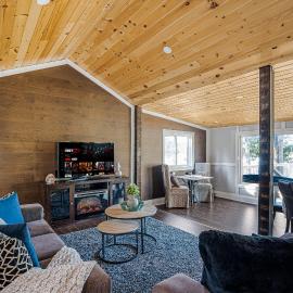 Rustic Lakefront Cottage with Fire Pit & Scenic Views, hotel em Brechin